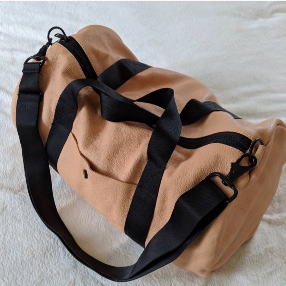 ”AMPERSAND AS APOSTROPHE” travel bag
